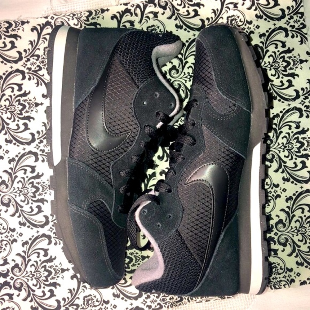 NIKE Md Runner 2Mid women size 7.5